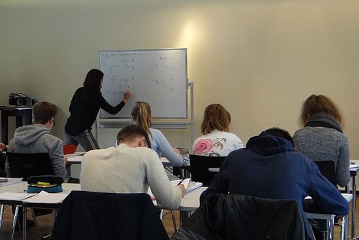 In einem Lerncamp unterrichtet eine Lehrerin an der Tafel