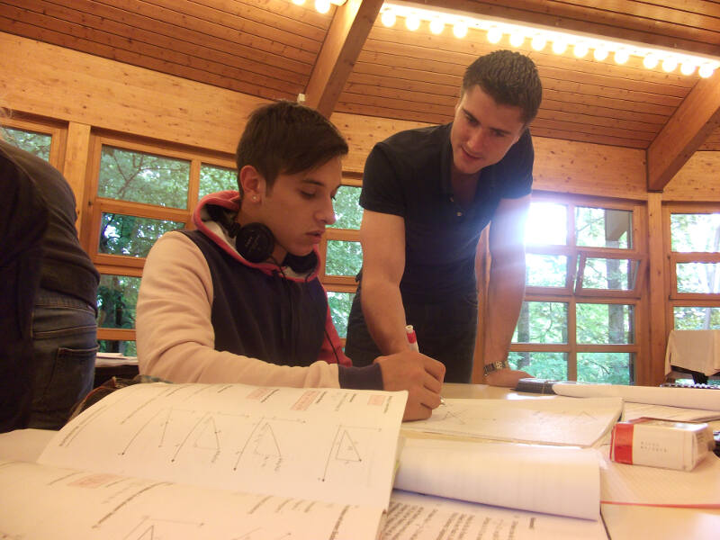 Ein Nachhilfeschüler bekommt eine Hilfestellung vom Lehrer im Feriencamp Bayern