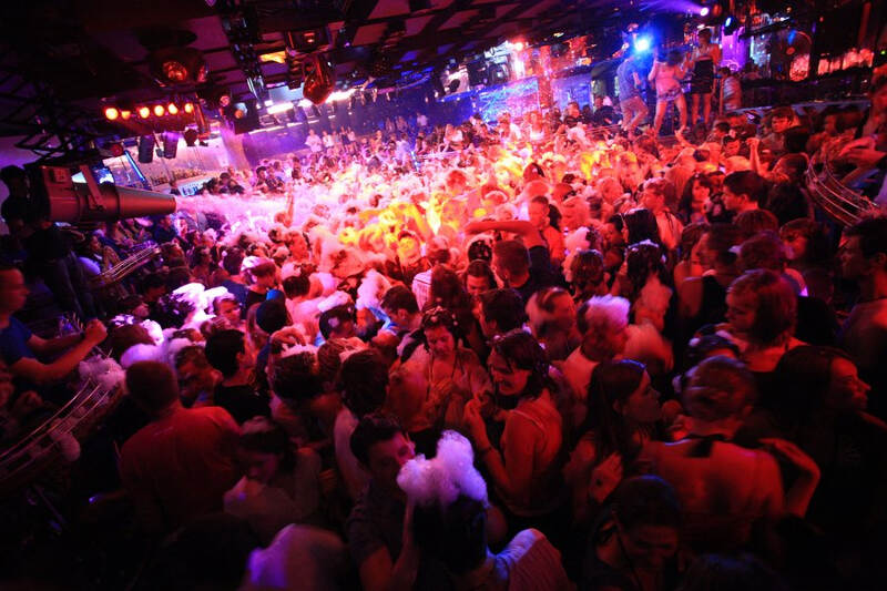 Betreute Partymenge bei einer Jugendreise nach Spanien im Club