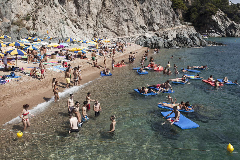 Spanische Küste, an der Jugendliche bei der Jugendreise nach Spanien baden