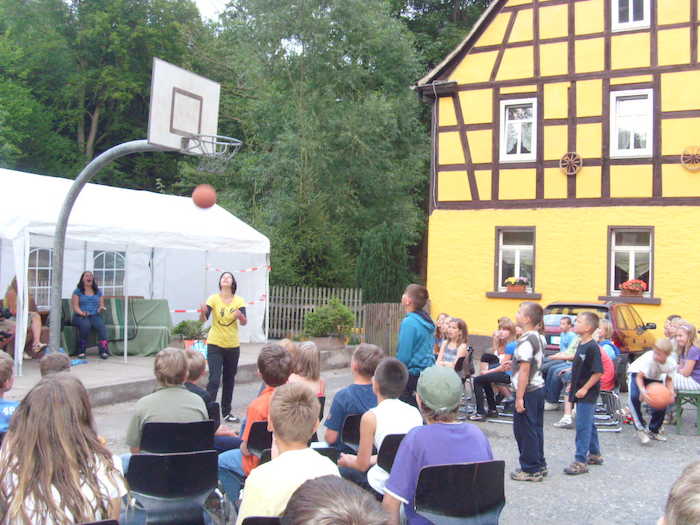 Kinder spielen Basketball im Ferienlager in Thüringen