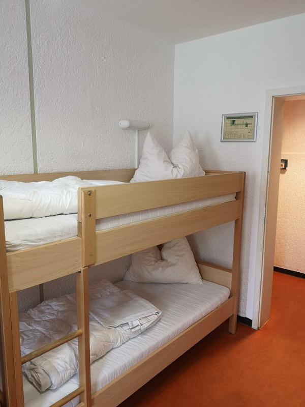 Teilnehmer einer betreuten Kinderreise schlafen in einer Jugendherberge