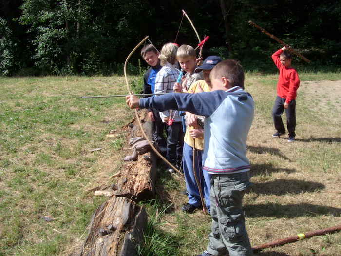 Kinder beim Bogenschießen im Ferienlager in Thüringen