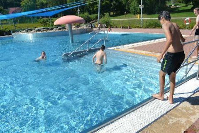 Kinder am Pool im Ferienlager in Thüringen