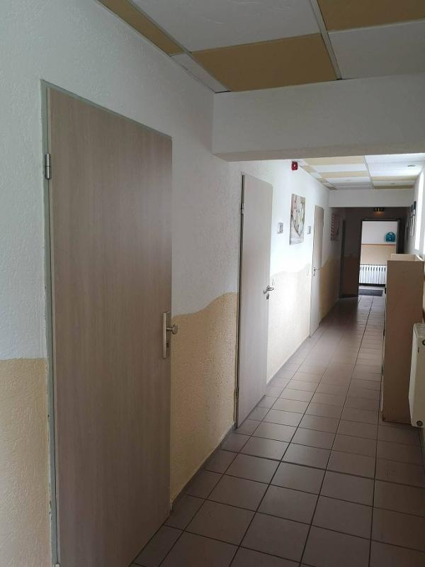 Teilnehmer einer betreuten Kinderreise sind in einer Jugendherberge untergebracht