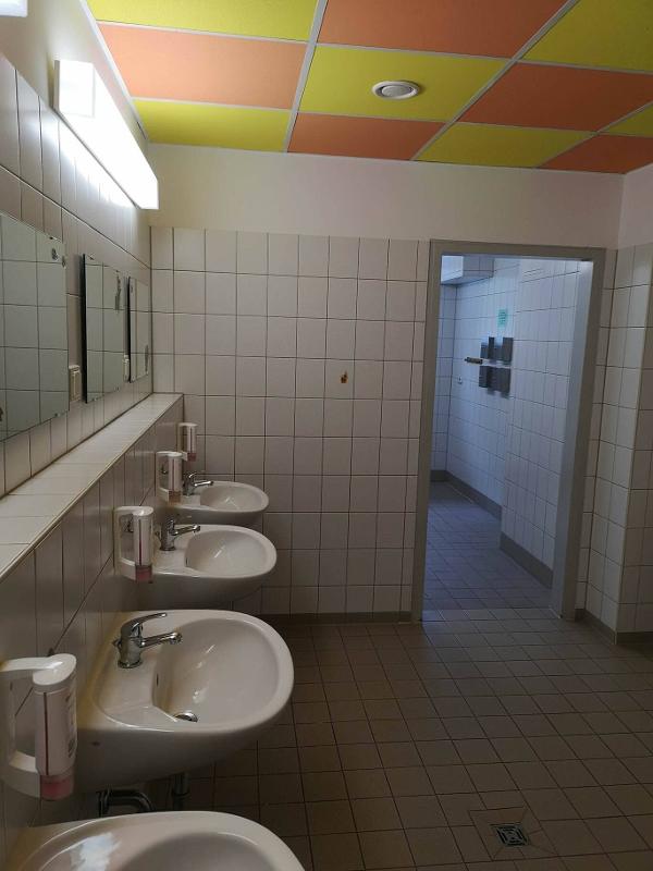 Teilnehmer einer betreuten Kinderreise sind im Badezimmer