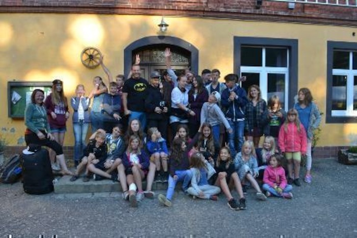 Gruppenfoto vorm Haus im Ferienlager in Thüringen