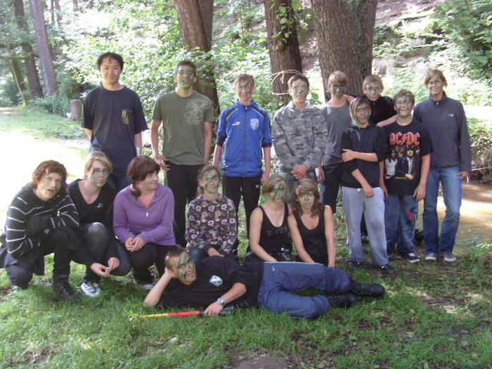 Jugendgruppe im Wald im Ferienlager in Thüringen