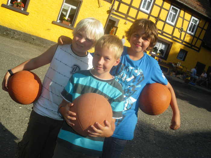 Drei Jungs mit Basketbällen im Ferienlager in Thüringen