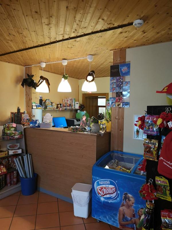 Teilnehmer einer betreuten Kinderreise haben ein Kiosk