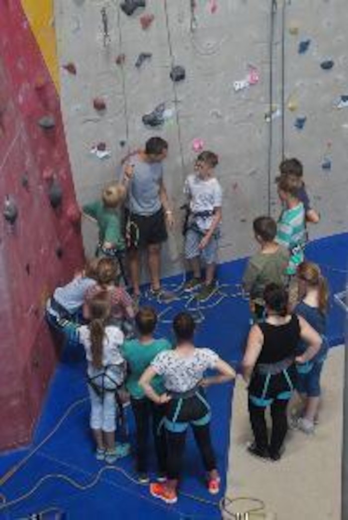 Kinder bekommen Einweisung zum Bouldern im Ferienlager in Thüringen