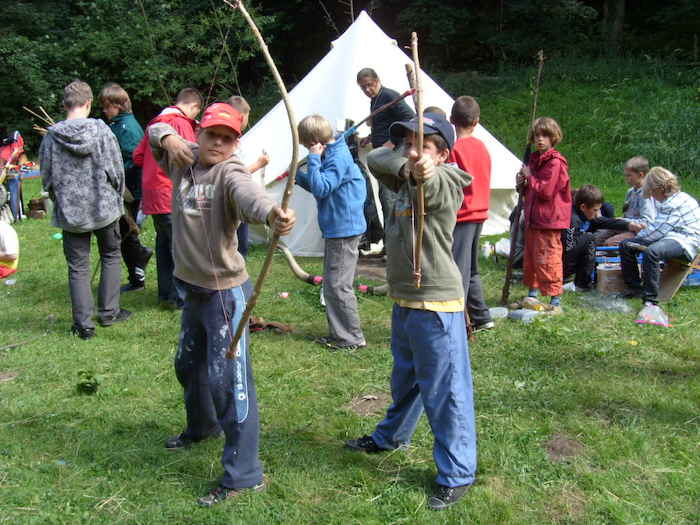 Zwei Jungs beim Bogenschießen im Ferienlager in Thüringen