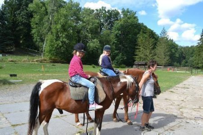 Zwei Mädchen reiten im Ferienlager in Thüringen