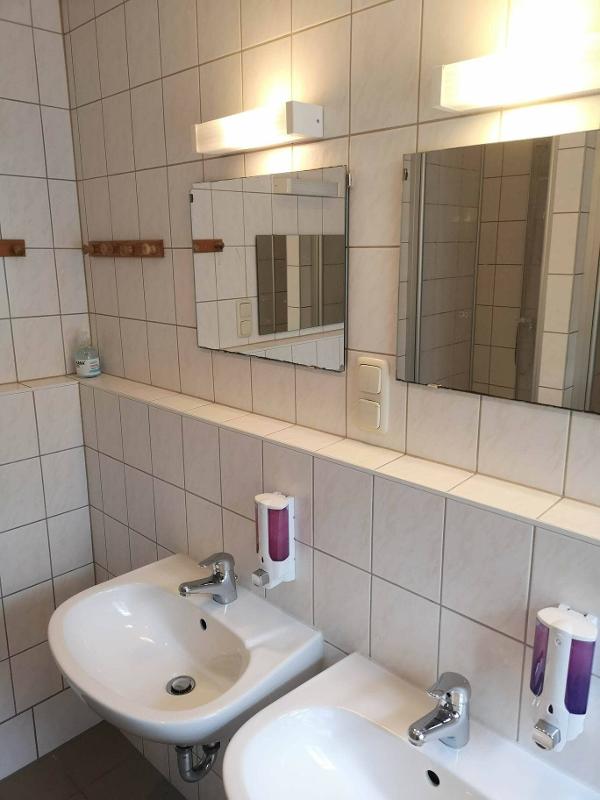 Teilnehmer einer betreuten Kinderreise sind im Badezimmer