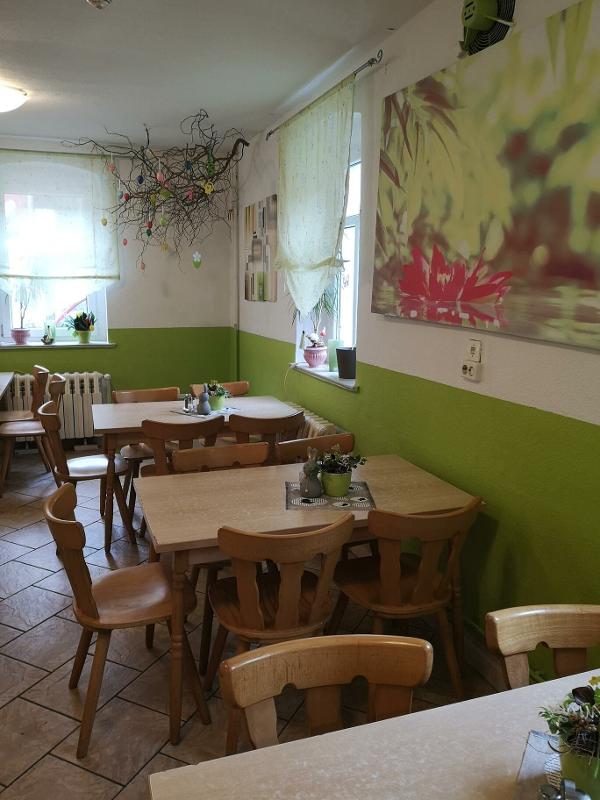 Teilnehmer einer betreuten Kinderreise essen zusammen in einem Speisesaal