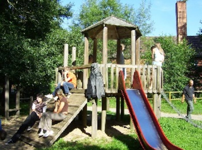Kinder auf dem Spielplatz im Ferienlager in Thüringen