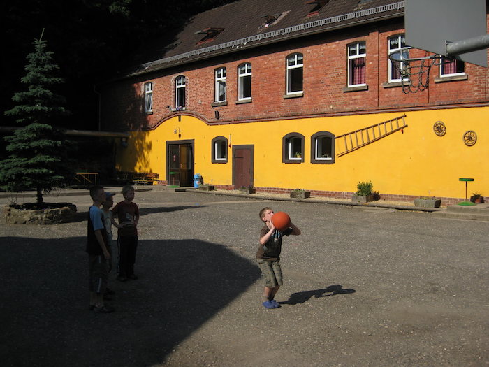 Junge wirft einen Basketball im Ferienlager in Thüringen