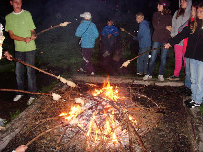 Kinder rösten Stockbrot im Ferienlager in Thüringen