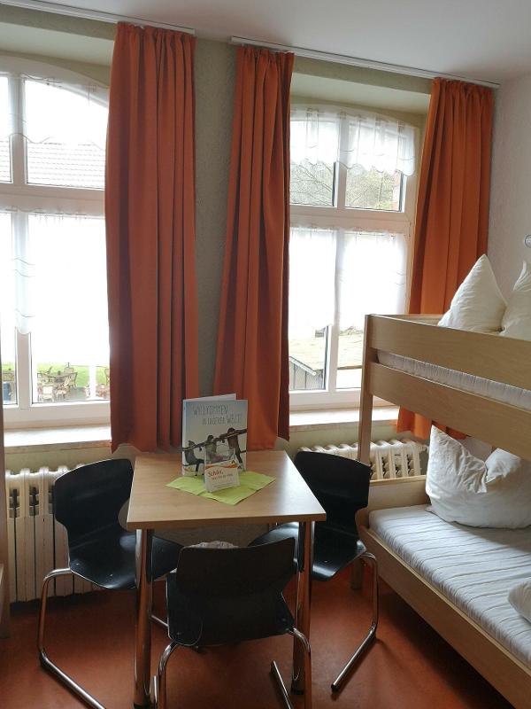 Teilnehmer einer betreuten Kinderreise haben einen Gruppentisch