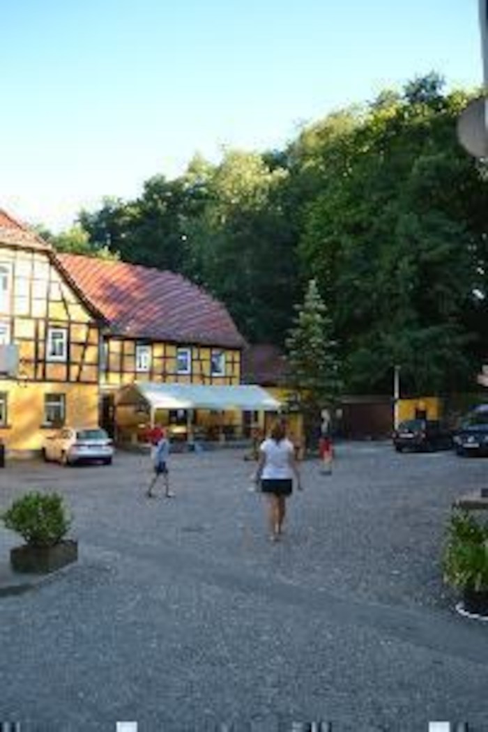 Kinder auf dem Platz vor dem Haus im Ferienlager in Thüringen