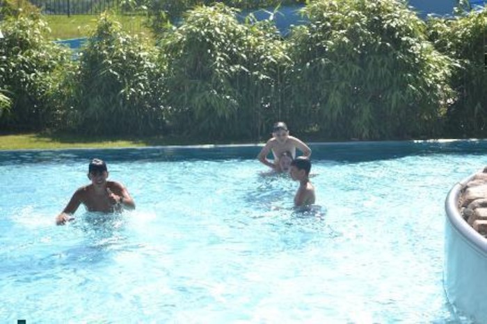 Drei Jungs im Pool im Ferienlager in Thüringen