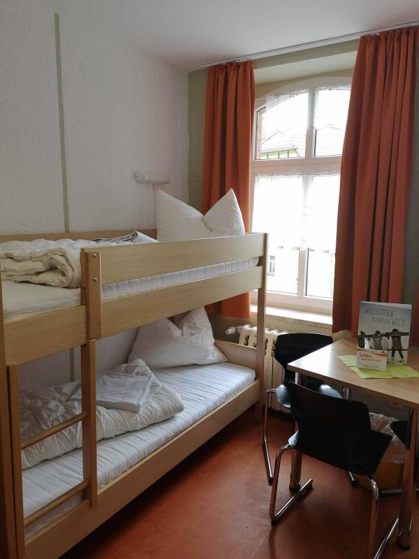 Teilnehmer einer betreuten Kinderreise schlafen zusammen in einem Zimmer