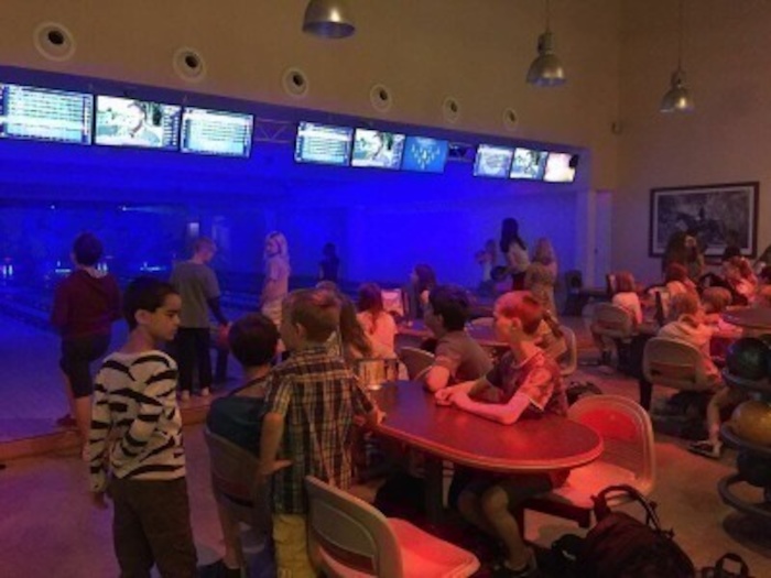 Kinder beim Bowling im Ferienlager in Thüringen