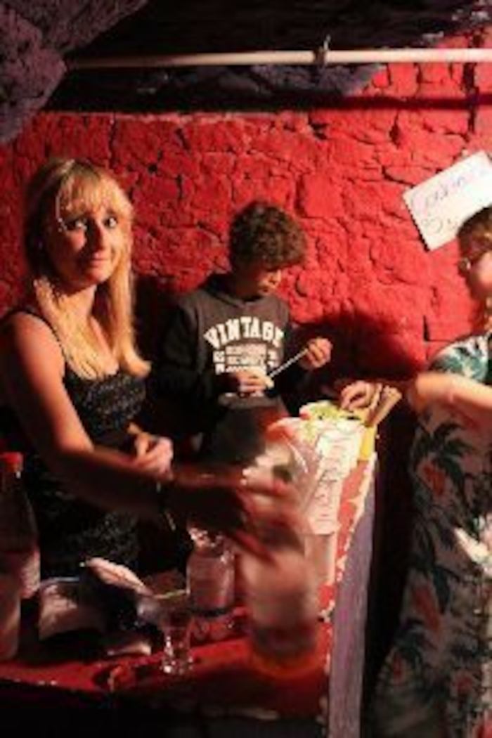Jugendliche in der Disco im Ferienlager in Thüringen