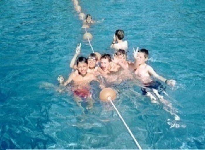 Kindergruppe posiert im Freibad im Ferienlager in Thüringen