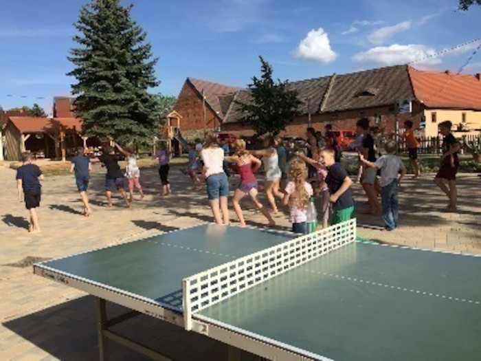 Kinder draußen im Ferienlager in Thüringen