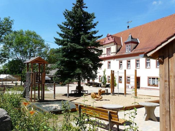 Spielplatz vor der Unterkunft im Ferienlager in Thüringen