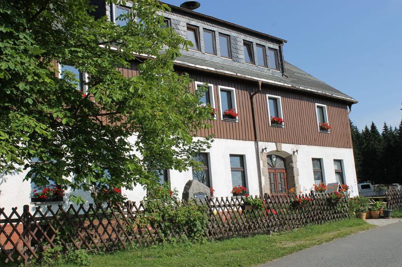 Teilnehmer einer betreuten Kinderreise sind zusammen in einem Haus