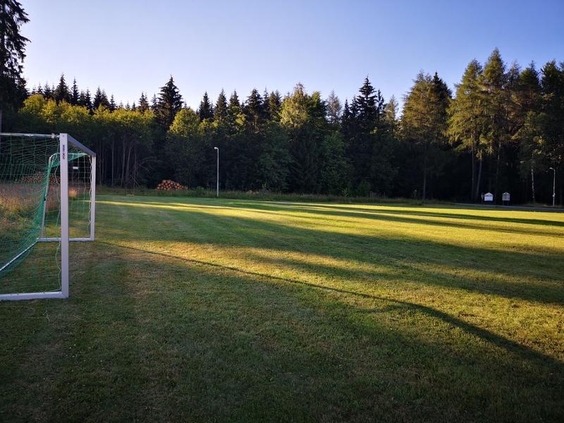 Teilnehmer einer betreuten Kinderreise haben ein Fußballfeld
