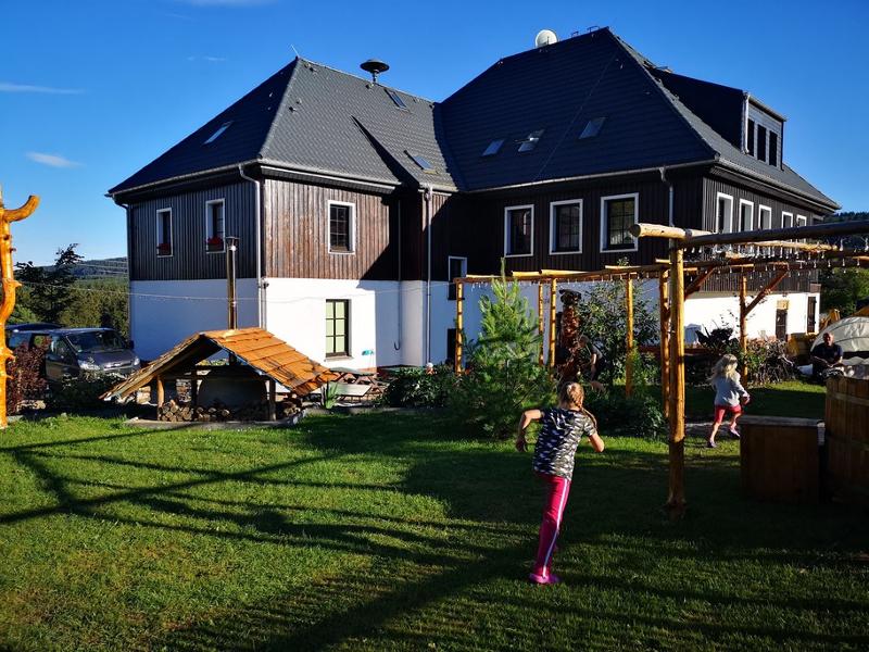 Teilnehmer einer betreuten Kinderreise spielen fangen