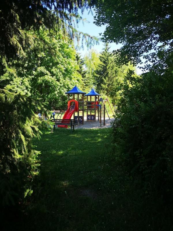 Teilnehmer einer betreuten Kinderreise haben einen Spielplatz