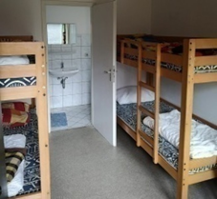 Vier-Bett-Zimmer im Ferienlager in Thüringen