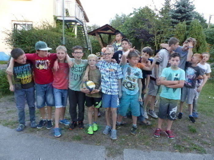 Gruppenfoto im Ferienlager in Mecklenburg-Vorpommern