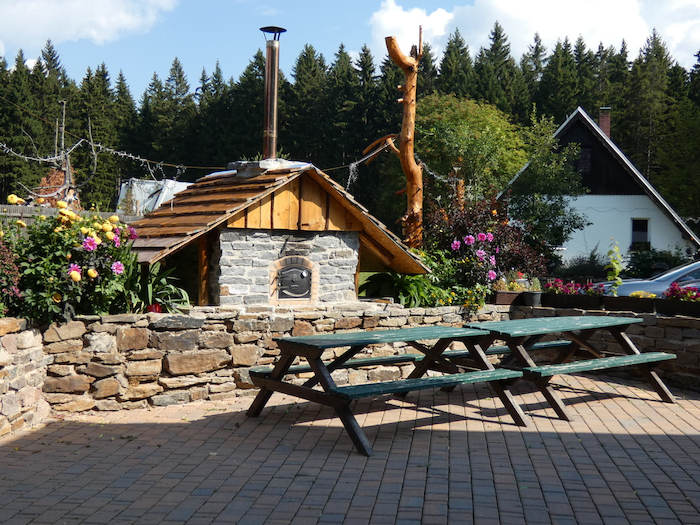Brotofen und grüne Picknickbänke im Herbstcamp Johanngeorgenstadt