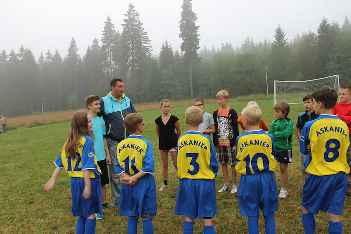 Kinder in Trikots auf dem Fußballfeld im Herbstcamp Johanngeorgenstadt
