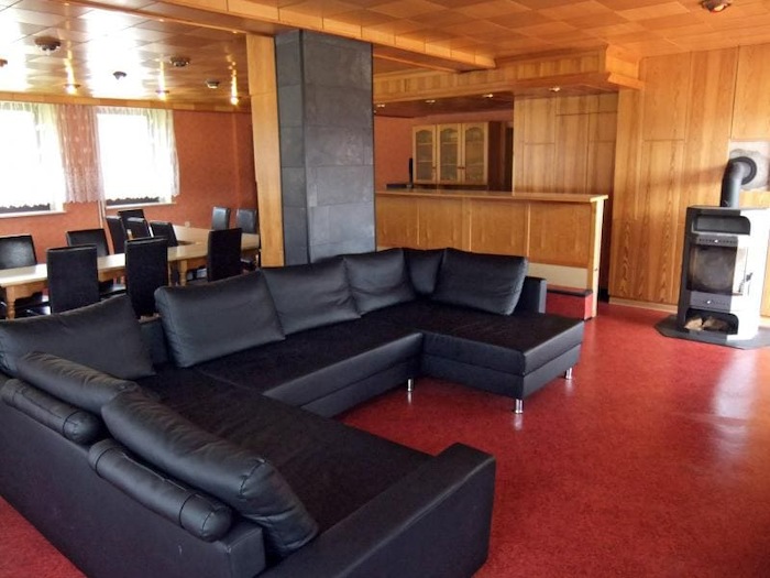 Gruppenraum mit großem Sofa im Herbstcamp Johanngeorgenstadt