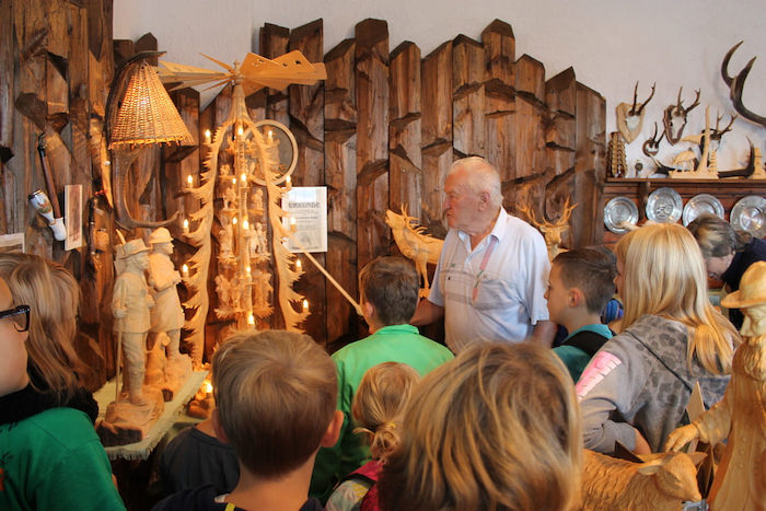 Kinder im Holzschnitzmuseum im Herbstcamp Johanngeorgenstadt