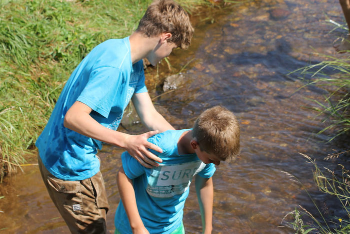 Zwei Jungen am Fluss im Herbstcamp Johanngeorgenstadt
