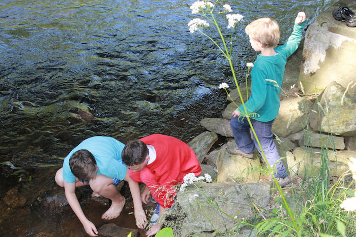 Jungs im Ferienangebot Nordsee sind am Wasser