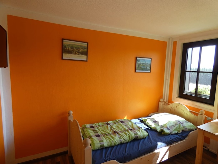 Orangenes Zimmer im Herbstcamp Johanngeorgenstadt