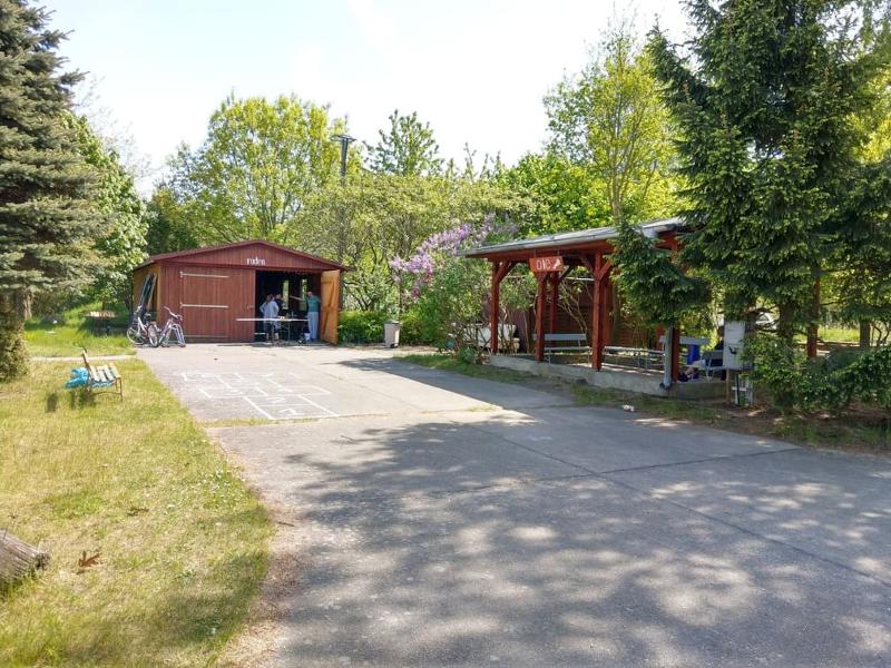 Kinder auf dem Außengelände im Ferienlager in Mecklenburg-Vorpommern