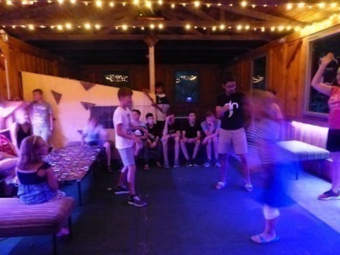 Kinder tanzen in der Disco im Ferienlager in Mecklenburg-Vorpommern