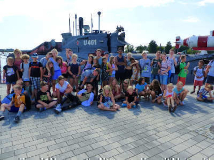 Gruppenfoto am Hafen im Ferienlager in Mecklenburg-Vorpommern