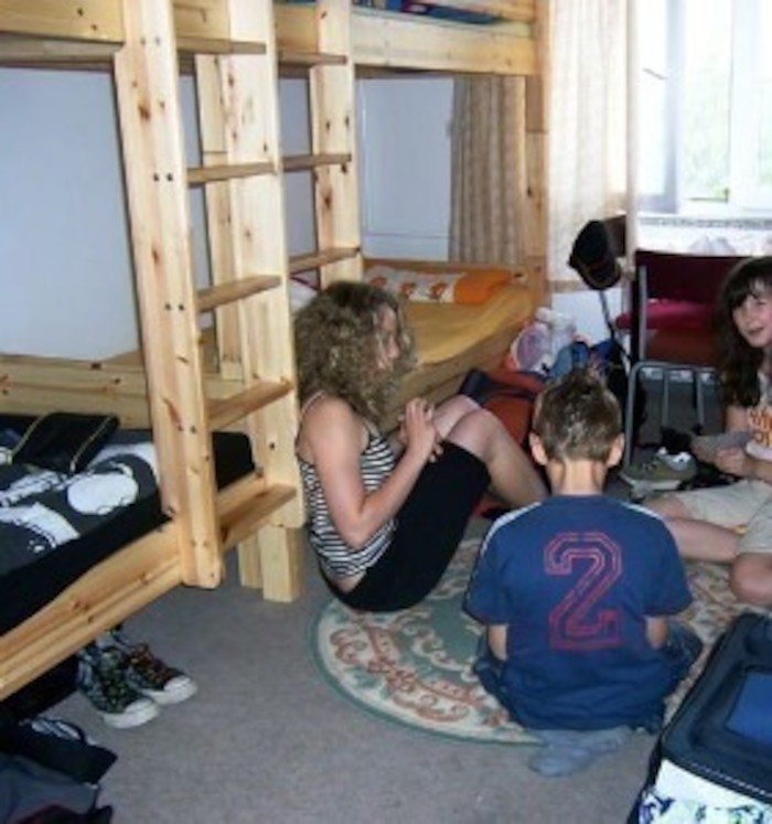 Kinder unterhalten sich im Zimmer im Ferienlager in Mecklenburg-Vorpommern