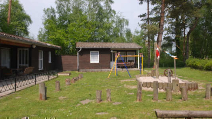 Spielplatz und zwei Bungalows im Ferienlager in Mecklenburg-Vorpommern