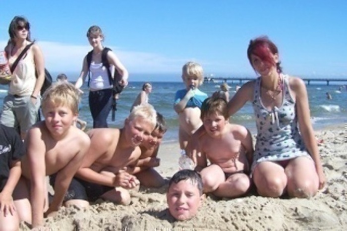 Kinder posieren am Strand im Ferienlager in Mecklenburg-Vorpommern
